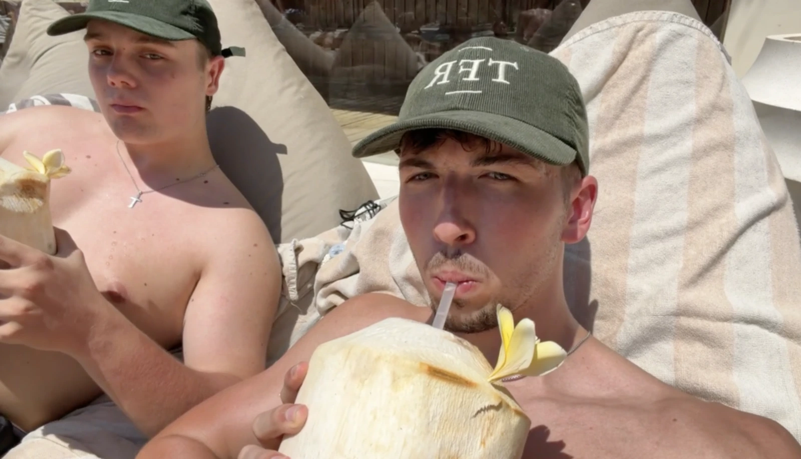 Andi und David mit grünen TFR-Caps und frischen Kokosnüssen auf Bali