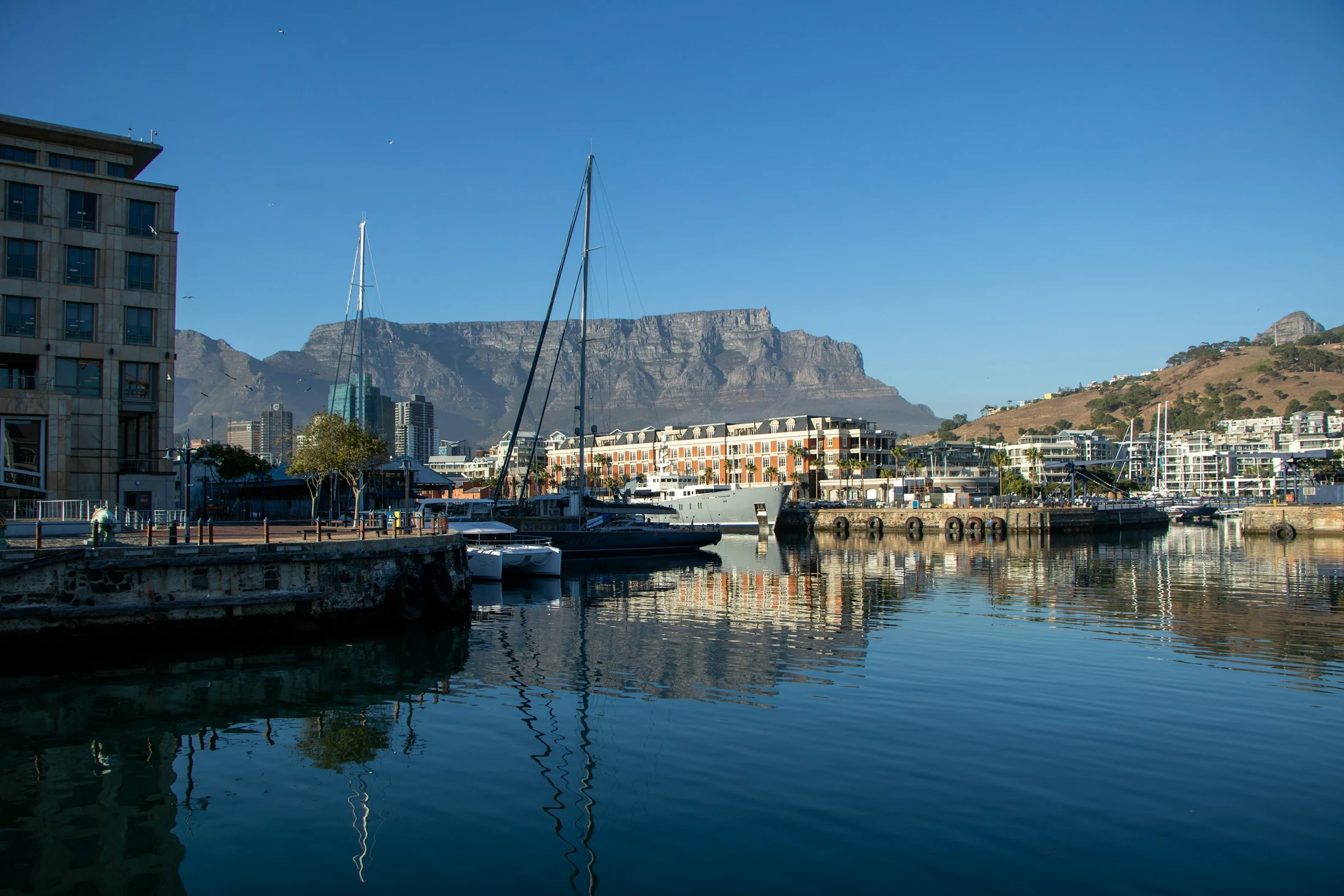 Die V&A Waterfront in Kapstadt mit Segelbooten und dem Tafelberg im Hintergrund
