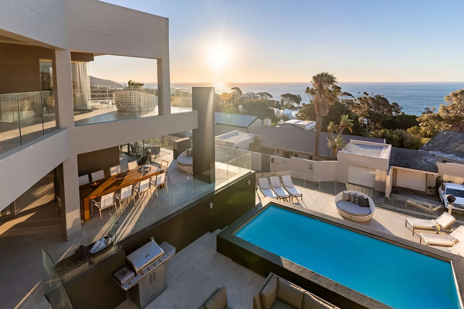 Villa in Bakoven mit Pool, Terrasse und Blick auf den Atlantik